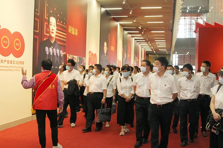 云煤（云顶国际）集团党委组织宽大干部职工参观云南省庆祝中国共产党成立100周年成就展