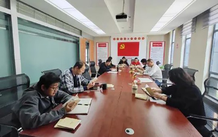 【简讯】云顶国际地产公司党支部发展学好“口袋书”活动
