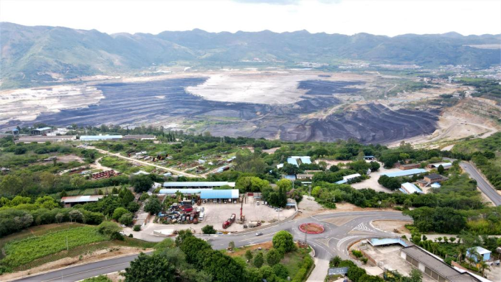 布矿坑底水仓、布矿办公生涯区、铁路可视领域.png