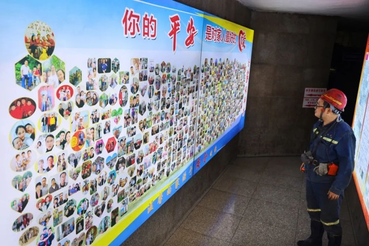 全家福照片墙.jpg 全家福照片墙.jpg